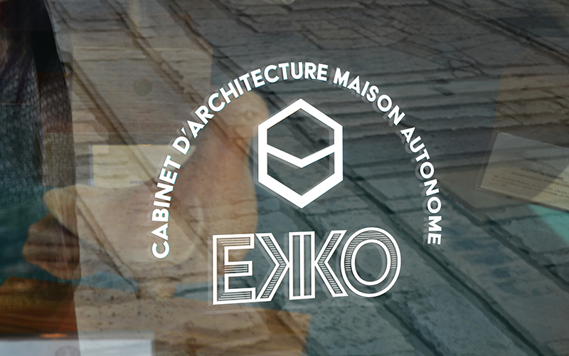 Vitrine du cabinet de EKKO avec logo